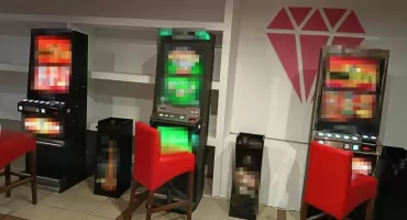 NALEOT NA JASKINIĘ HAZARDU W ŁUKOWIE! Mundurowi weszli z impetem. Nastolatka w rękach policji, chcą ją wyrzucić z Polski!