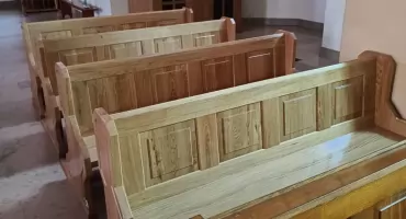 Nowe ławki w łukowskiej parafii. Świątynia pięknieje dla wiernych