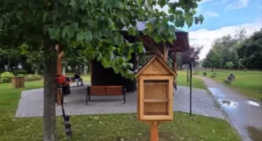 Leśne biblioteki już otwarte. Nadleśnictwo Łuków zaprasza do czytania na łonie natury