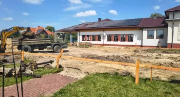  Duże zmiany w Starych Kobiałkach. Ruszyła rozbudowa biblioteki, powstanie tu centrum rehabilitacji!