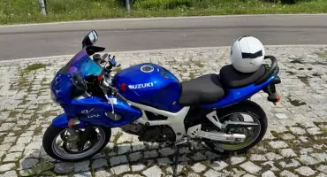 Zdradził go głośny wydech. 