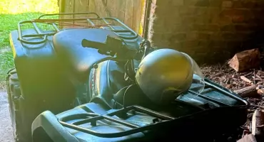 Tragedia była o krok. Pijany 60-latek posadził dziecko na odpalonym quadzie. 7-latek dodał gazu i uderzył w ścianę