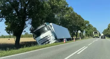 HORROR NAD RANEM! Kierowca z powiatu łukowskiego zasnął za kółkiem i wpadł tirem do rowu! 