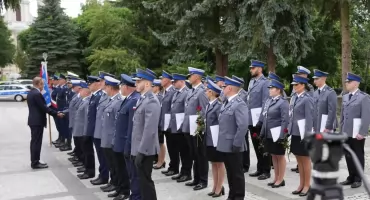 Powiatowe Święto Policji w Woli Gułowskiej. Uroczystości przed Domem Kultury
