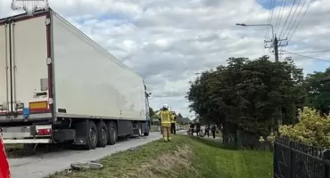 Tragiczny wypadek na DK76 w Jedlance. Nie żyje 60-letnia kobieta, policja podaje szczegóły