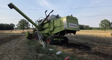 Niebezpieczny incydent podczas żniw w Wandowie. Kombajn zahaczył o linię energetyczną 