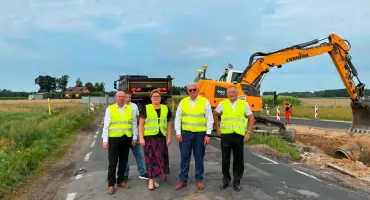 Na DW 807 wjechał ciężki sprzęt. Ruszyła przebudowa za 36 milionów złotych