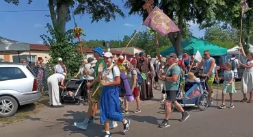 Niezwykłe spotkanie w Woli Bystrzyckiej. Mieszkańcy i strażacy po raz pierwszy przyjęli pielgrzymów