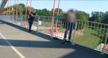 O KROK OD TRAGEDII! Stał na krawędzi mostu, sekundy decydowały o życiu. Heroiczny zryw policjantów i kierowcy!