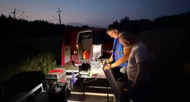 Nocne ćwiczenia strażaków z Krzywdy. Dron i termowizja w akcji