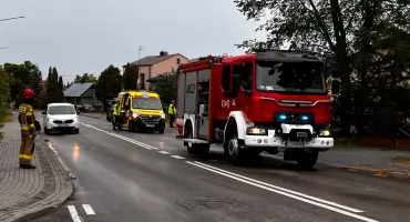 Utrudnienia na ul. Cieszkowizna w Łukowie. Auto uderzyło w bramę, jedna osoba w szpitalu