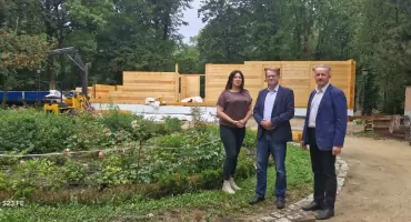 Od zabytkowych piwnic po modrzewiowe bale. Dwór Sienkiewicza w Woli Okrzejskiej rośnie w oczach [ZDJĘCIA]