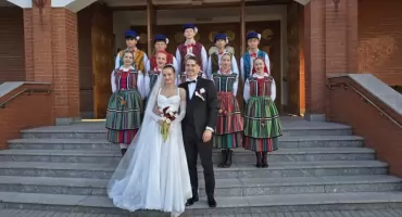 Rozpoczęli najpiękniejszą pieśń wspólnego życia! Ślub w rodzinie Zespołu Pieśni i Tańca „Łukowiacy”