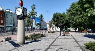 Dwie tarcze, różne godziny. Miejski zegar na Placu Solidarności doczeka się naprawy?
