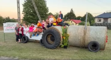 Zimna Woda szykuje się do dożynek. W sołectwie stanął nowy witacz (WIDEO)