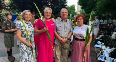 Seniorzy z gminy Krzywda zaśpiewali w Warszawie. Wzruszająca lekcja historii na Placu Baśniowym