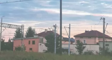 Drewniany słup stoi pośrodku torów w Łukowie. Przewodniczący Rady Miasta apeluje o schowanie kabli pod ziemię