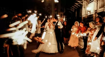 Fajerwerki na Twoim weselu: Magiczna atrakcja weselna, która zachwyci gości