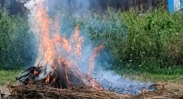 Ogień tuż przy budynku mieszkalnym na Szkolnej. Syreny i seria interwencji w Adamowie
