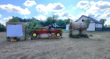 Koń z siana w Kożuchówce! Kolejny dożynkowy witacz w gminie Krzywda