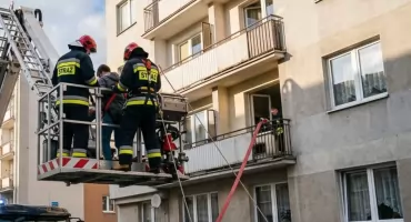 Akcja strażaków na os. Klimeckiego w Łukowie. Weszli do mieszkania przez balkon na 4. piętrze
