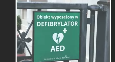Gdzie w Łukowie szukać defibrylatora? Przewodniczący Rady Miasta chce wyraźnych tabliczek
