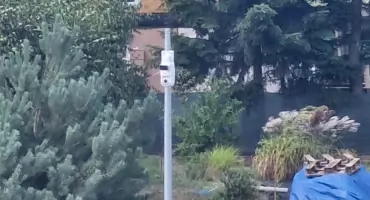 Bezpieczniej wokół Kopca Henryka Sienkiewicza w Okrzei. Dobiega końca montaż monitoringu