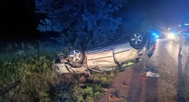 Groźny wypadek w miejscowości Nowy Stanin. Samochód dachował w rowie