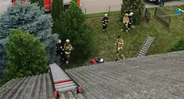 Nocne wichury dały się we znaki. Strażacy z OSP KSRG Okrzeja usuwają skutki nawałnicy