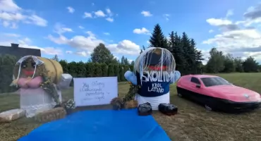 Skolim ze słomy i różowe auto w Drożdżaku! Niezwykły witacz KGW zaprasza na Święto Plonów w gminie Krzywda