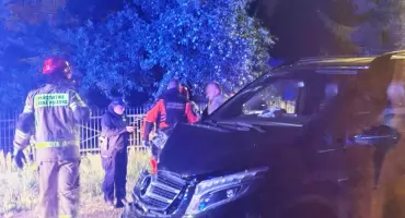 Nocny karambol na Żelechowskiej w Łukowie. Zderzyły się cztery auta, trzy osoby w szpitalu (WIDEO)
