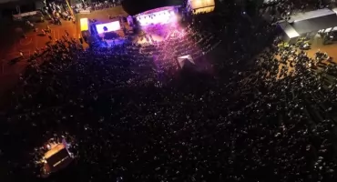Tysiące fanów i niesamowite ujęcia z powietrza. Skolim porwał tłumy na dożynkach w gminie Krzywda [ZDJĘCIA z DRONA]