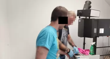 PIEKŁO POD JEDNYM DACHEM! Terroryzował własną matkę, a potem rzucił się na policjantów. 34-letni furiat wreszcie za kratami!
