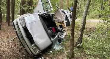 Dramat w powiecie lubartowskim. Auto uderzyło w drzewo, 17-latka walczy o życie