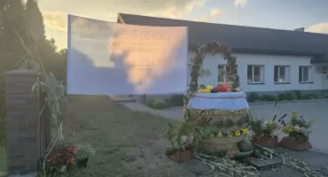 Wyjątkowy witacz dożynkowy w Woli Burzeckiej. Mieszkańcy dziękują za plony