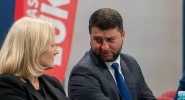Chodnik kończy się na krawędzi drogi, a pasów brak. Radny Kazana apeluje o przejście na ul. Jana Pawła II