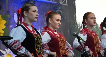 Muzyka, tradycja i międzypokoleniowa integracja. Dziecięcy Zespół Regionalny „Łuków” zachwycił na Dożynkach w Krzywdzie
