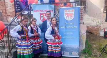 Z pasją, energią i... plecakiem ewakuacyjnym. Uczniowie z Wólki Domaszewskiej błyszczeli w Woli Osowińskiej