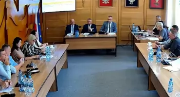 Cegły opadają „z biedy”, a właściciel grozi policją. Co dalej z najstarszym pomnikiem w Stoczku Łukowskim?