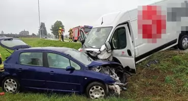 Fatalny finał jazdy. Rozbite auta, służby w akcji i poszkodowani w szpitalu
