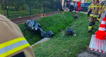 Dramatyczne popołudnie w Wilczyskach. Motocykl rozbił się na skrzyżowaniu, na miejscu dwa zespoły ratownictwa