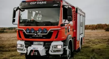 Auto wypadło z drogi i wpadło do rowu. Jedna osoba pod opieką ratowników