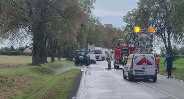 Wyciek oleju na drodze krajowej nr 63. Awaria ciągnika koszącego pobocze