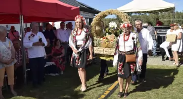 20 wieńców wyplecionych z sercem. Złociste kłosy i polne kwiaty ozdobą dożynek w Nowych Kobiałkach