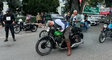 Święto zabytkowej motoryzacji w Łukowie. Motoweterani podjęli uczestników MOTOZŁAZU