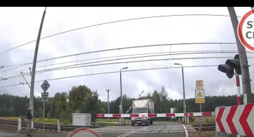 O krok od tragedii w Krynce Łukowskiej. Rogatka oparta o dach dostawczaka, pociąg hamował do zera