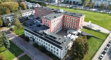 Szturmują łukowski szpital zamiast warszawskich klinik. Znamy powód, który przyciąga młodych medyków