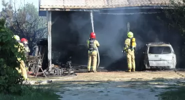 Pożar w Wojcieszkowie! Garaż i auto w ogniu, strażacy ratowali dom [ZDJĘCIA]