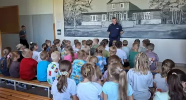 O bezpieczeństwie na drodze i podczas przerw. Wyjątkowa wizyta policjanta w szkole w Sarnowie