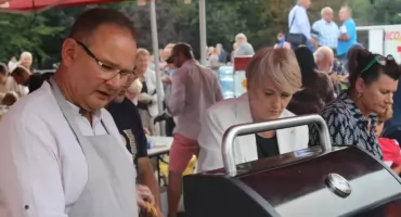 Mieszkańcy Łukowa pożegnali lato w parku. Miejskie rozmowy, kiełbaski i potańcówka na zakończenie sezonu grillowego [GALERIA]